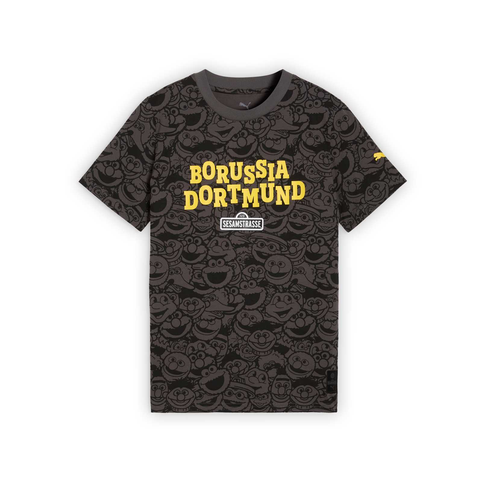 Vorderansicht vom grau-schwarzen T-Shirt mit Ton-in-Ton-Gesichtern der Charaktere der Sesamstraße und von EMMA. Vorne auf der Brust ist ein weißes Sesamstraßen-Logo und ein gelber Borussia Dortmund-Schriftzug aufgedruckt.