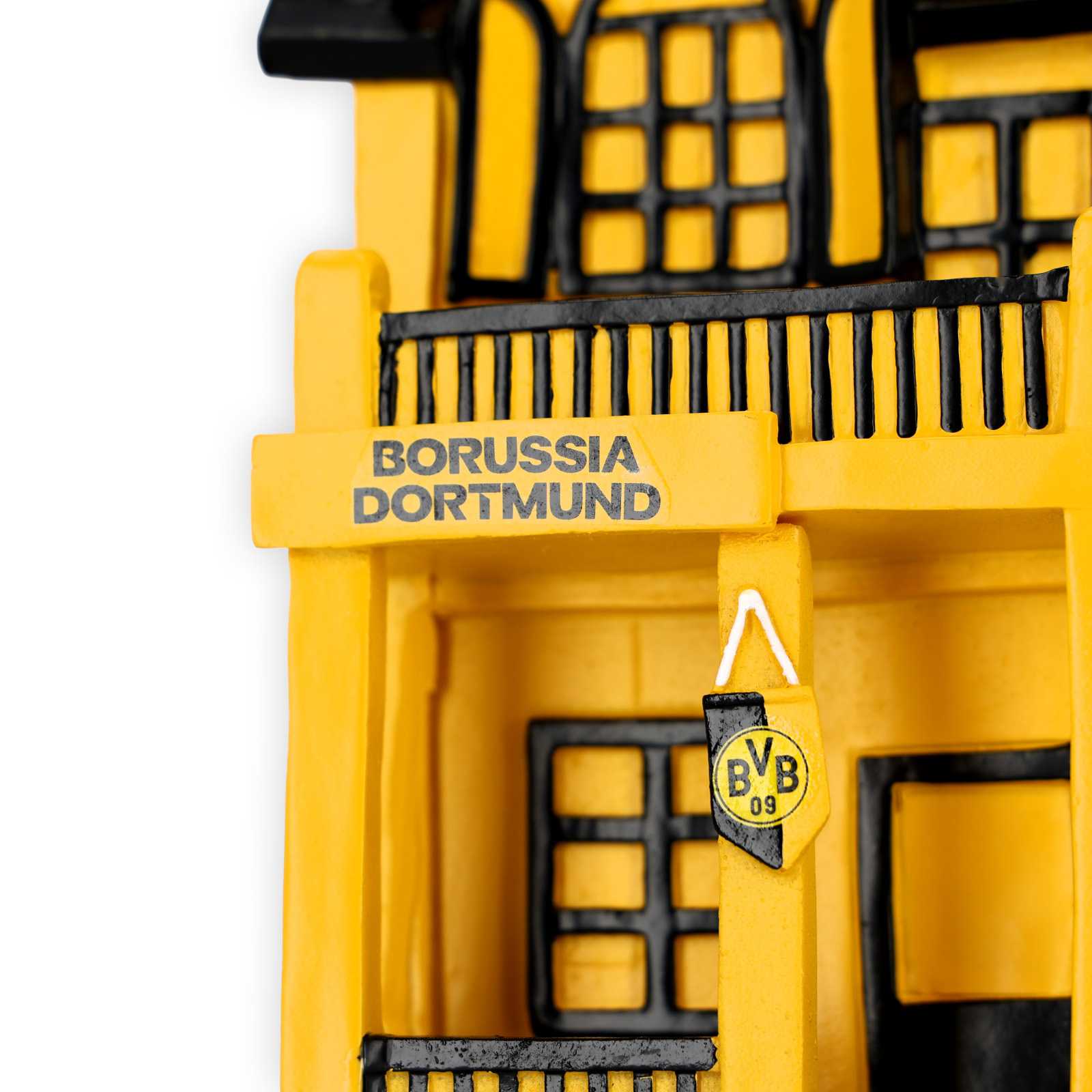 Detailansicht eines schwarzgelben Balkons mit einem Schild mit Borussia Dortmund Schriftzug