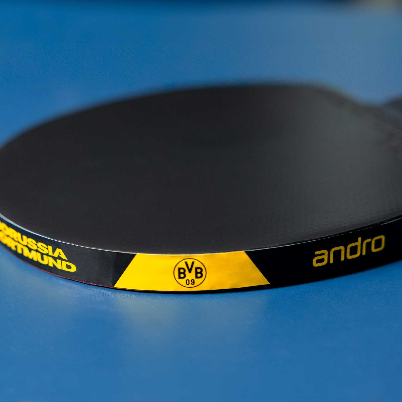 Detailansicht des BVB-Schriftzugs, des BVB-Emblems und des Andro-Schriftzug auf der Holz-Kante.