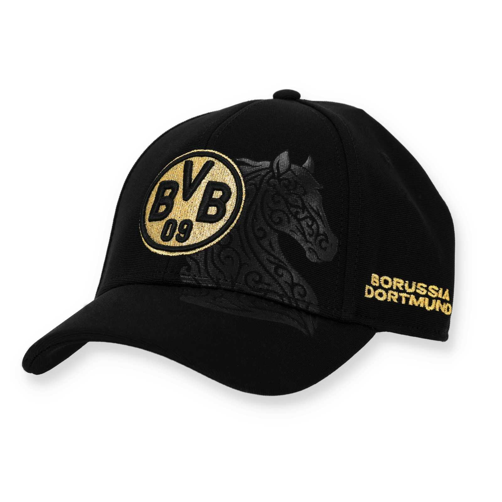 Die Vorderansicht der schwarzen Kappe mit goldenem BVB-Emblem und einem Pferde-Tattoo-Motiv im glänzenden Ton-in-Ton-Look über dem Schirm.