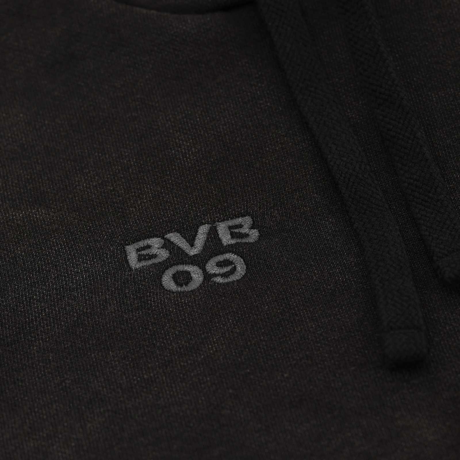 Detailansicht des Ton-in-Ton BVB-09-Schriftzugs auf der Brust