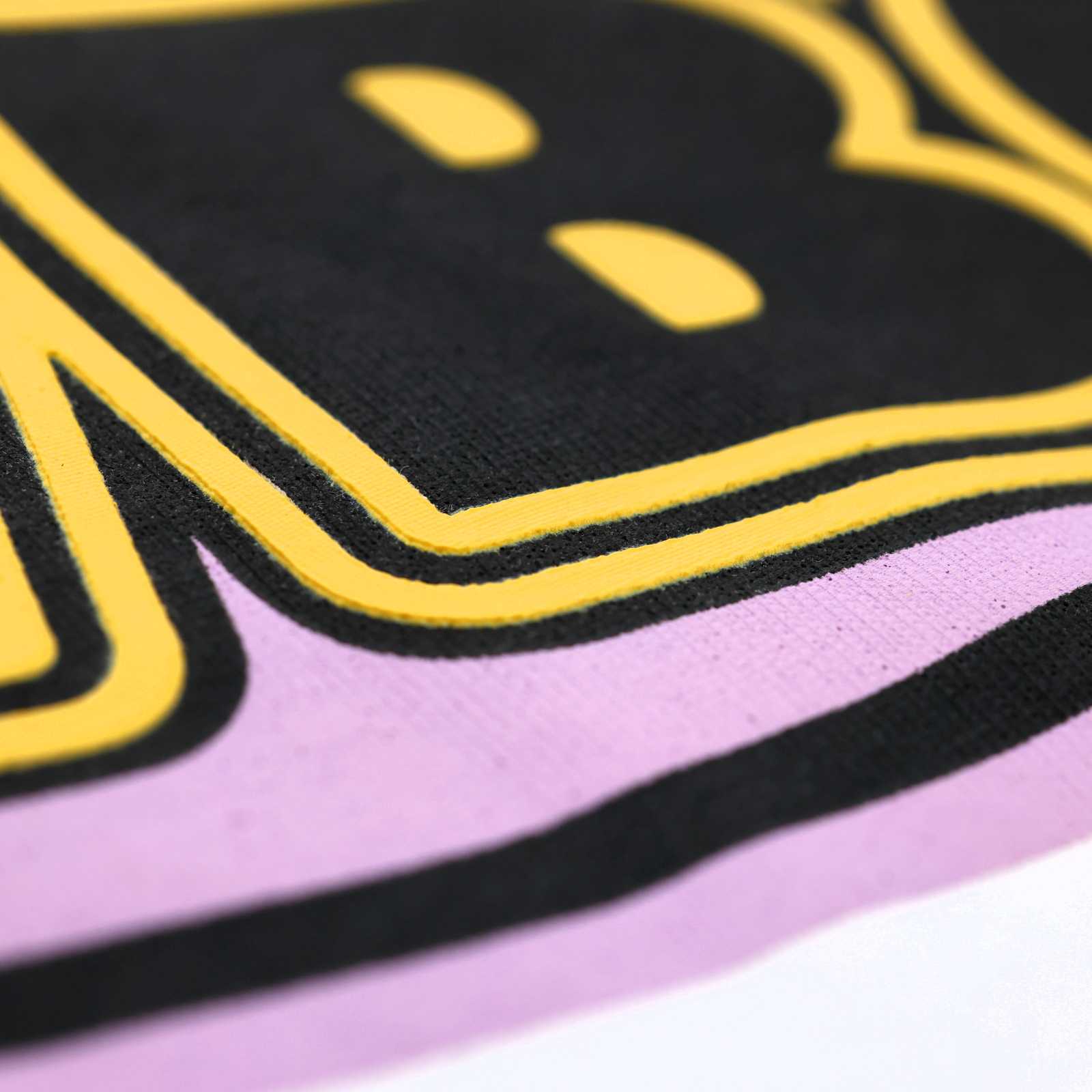 Die Detailansicht des doppelt umrandeten Schriftzugs BVB09, hinterlegt von gelb-lila Ellipsen