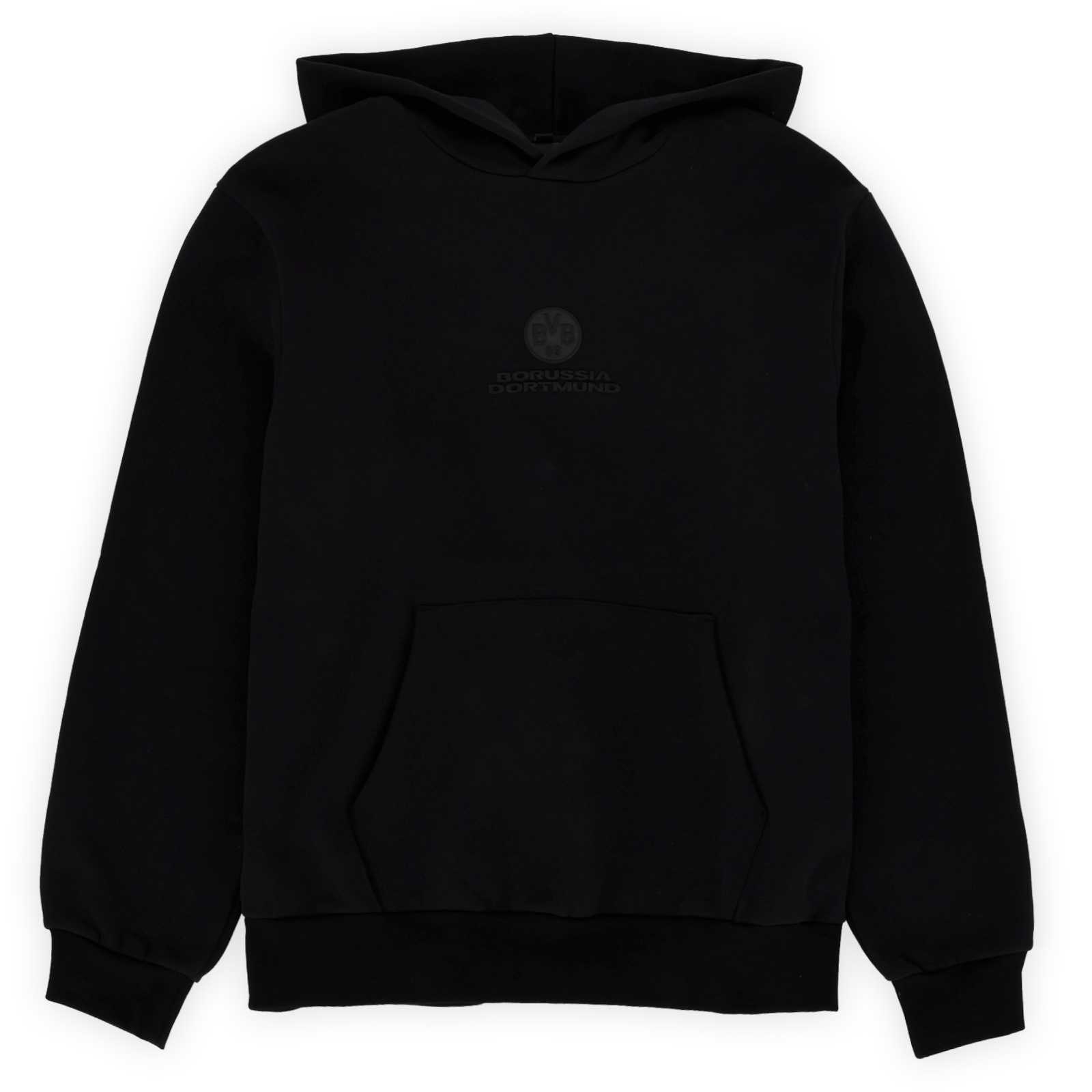 Vorderansicht des schwarzen Hoodies mit Känguru-Tasche mit dem schwarzen BVB-Rubber-Badge dem schwarzen Borussia Dortmund Schriftzug mittig auf der Brust.