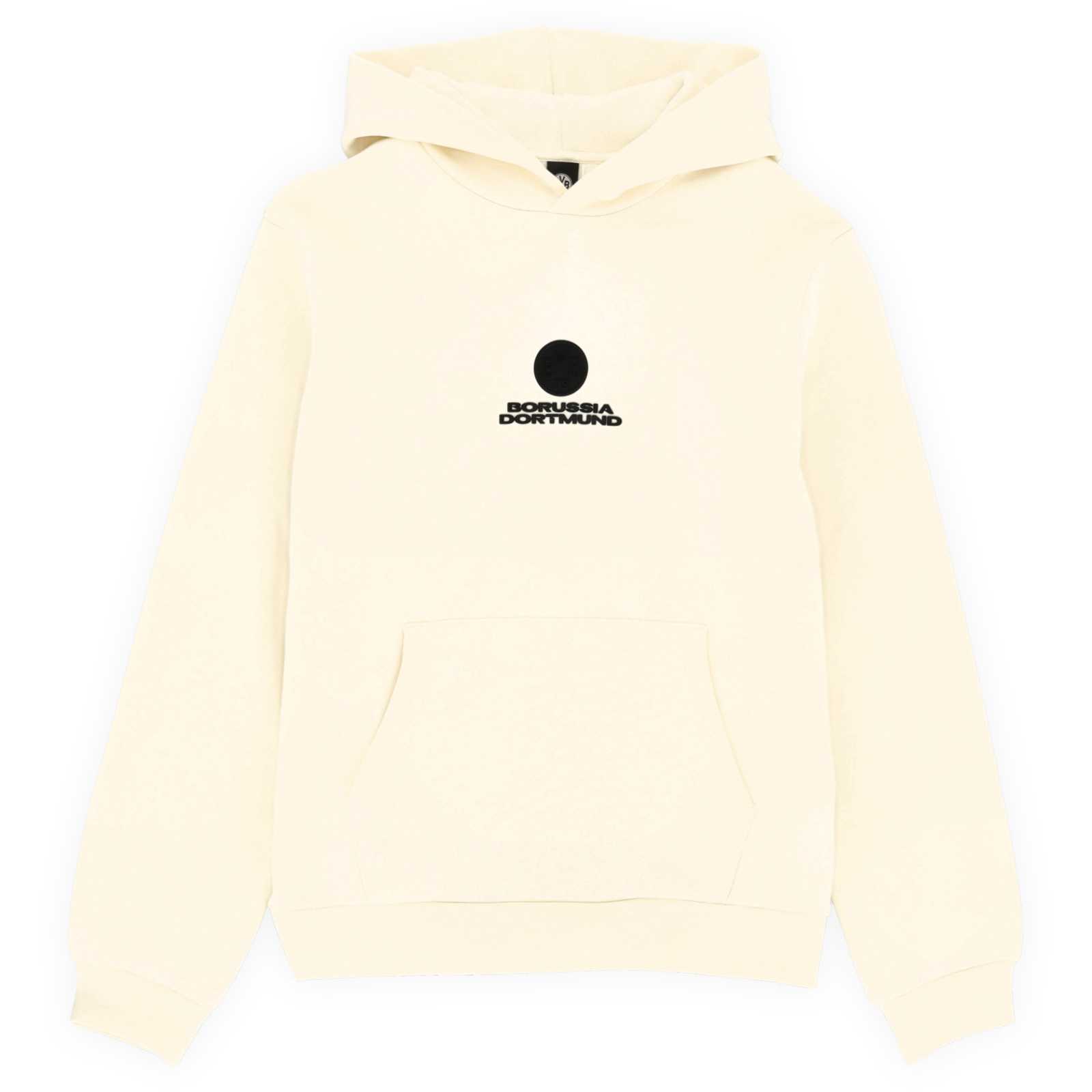Vorderansicht des Hoodies in Off-White mit Känguru-Tasche mit dem schwarzen BVB-Rubber-Badge dem schwarzen Borussia Dortmund Schriftzug mittig auf der Brust.