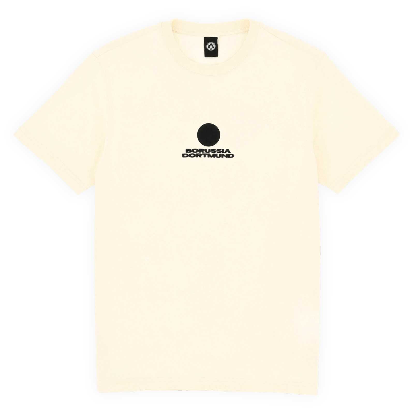 Vorderansicht des T-Shirts in Off-White mit dem schwarzen BVB-Rubber-Badge und dem schwarzen Borussia Dortmund Schriftzug mittig auf der Brust.