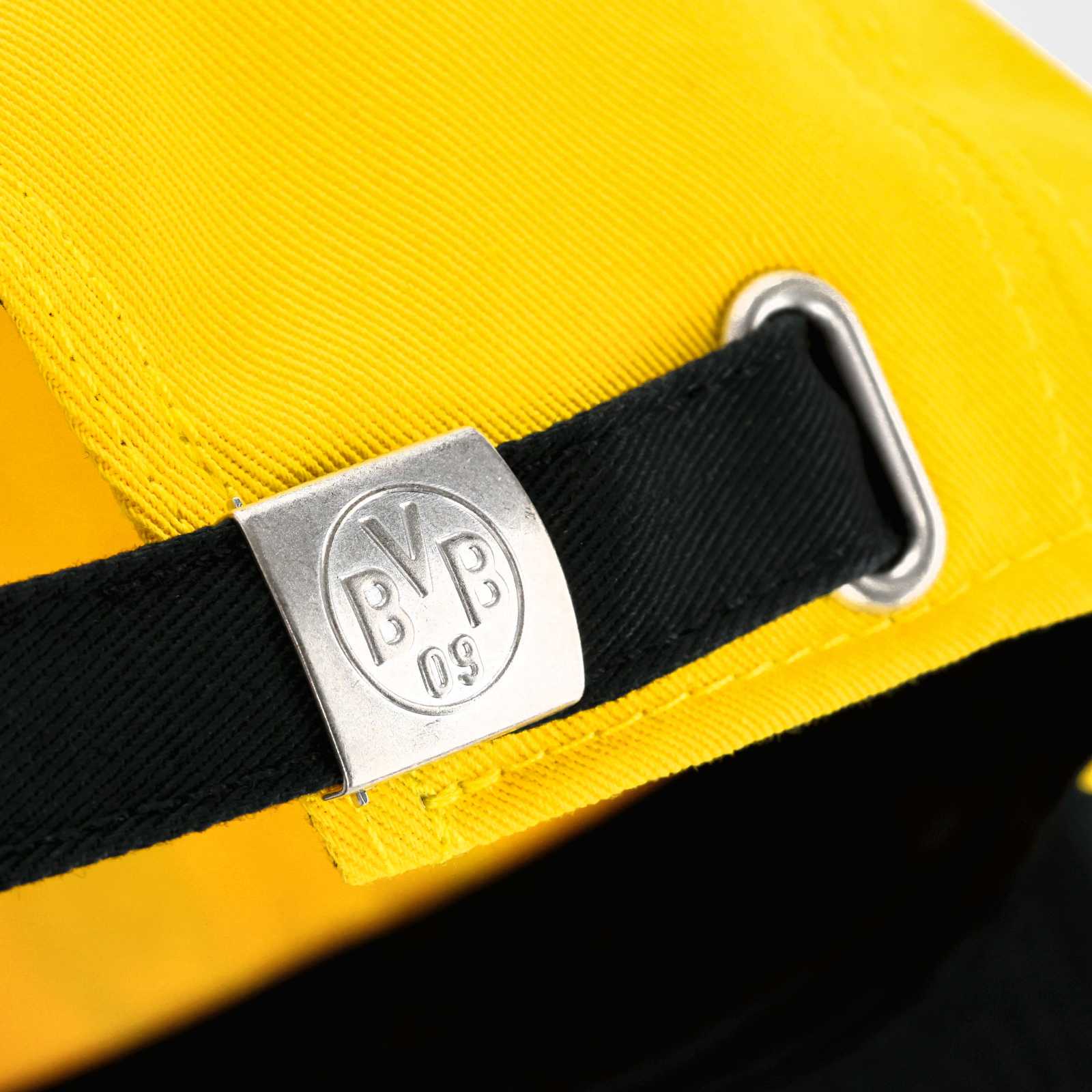 Detailansicht des Metallverschlusses mit BVB-Emblem-Prägung