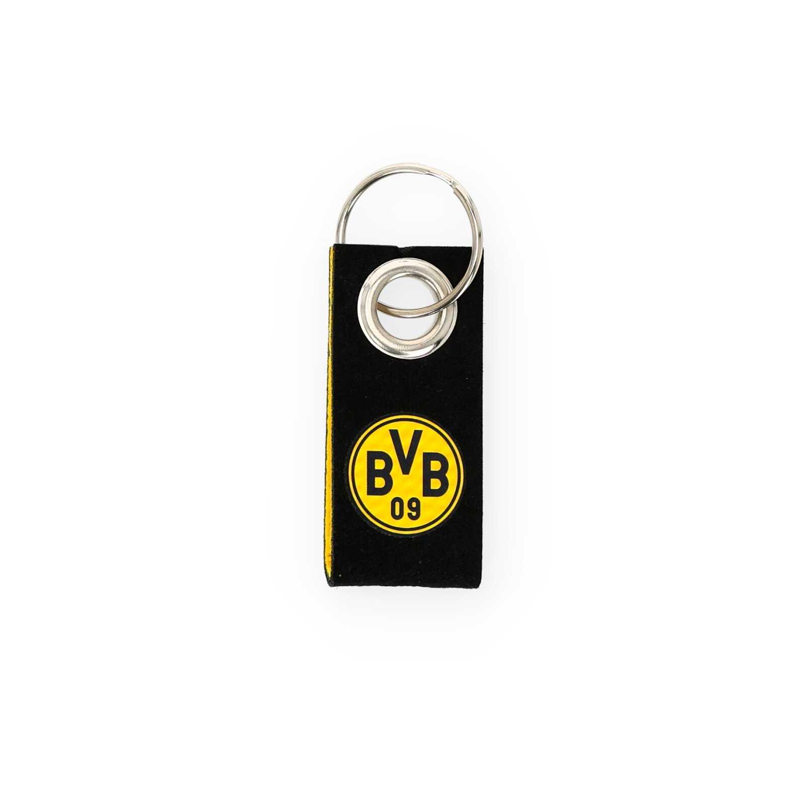 Der rechteckige schwarze Filz-Schlüsselanhänger mit gelbschwarzem BVB-Emblem und Schlüsselring aus Metall