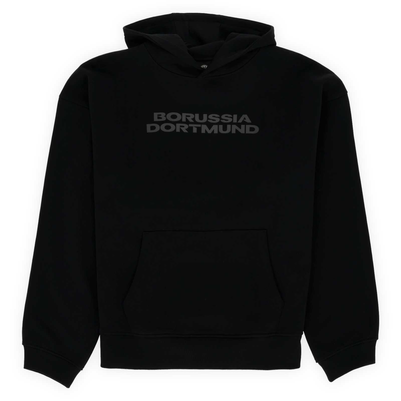Vorderansicht des schwarzen BVB-Hoodies mit dunkler Borussia Dortmund Aufschrift auf der Brust.