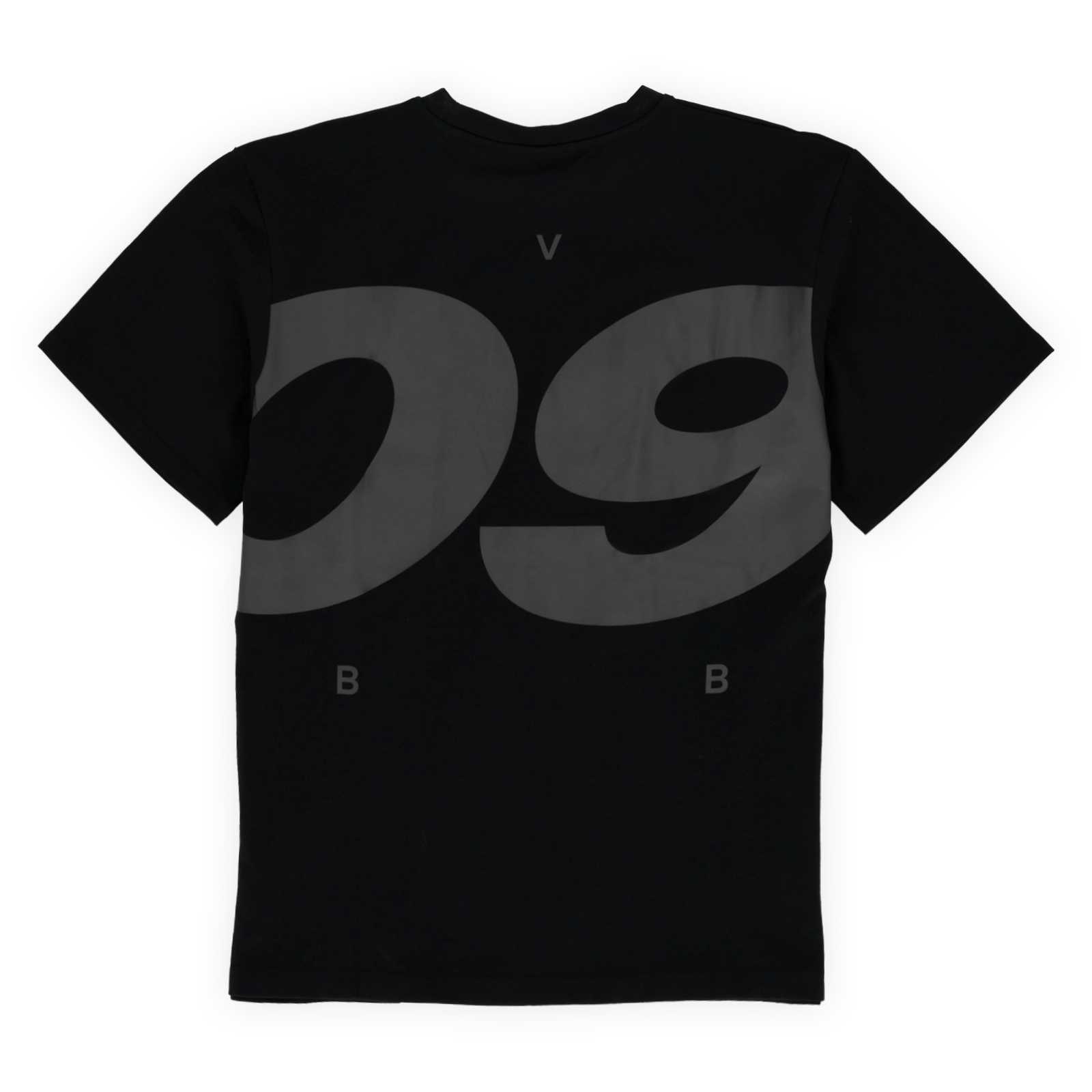 Die Rückansicht des schwarzen T-Shirts mit grauem 09 Aufdruck auf dem Rücken