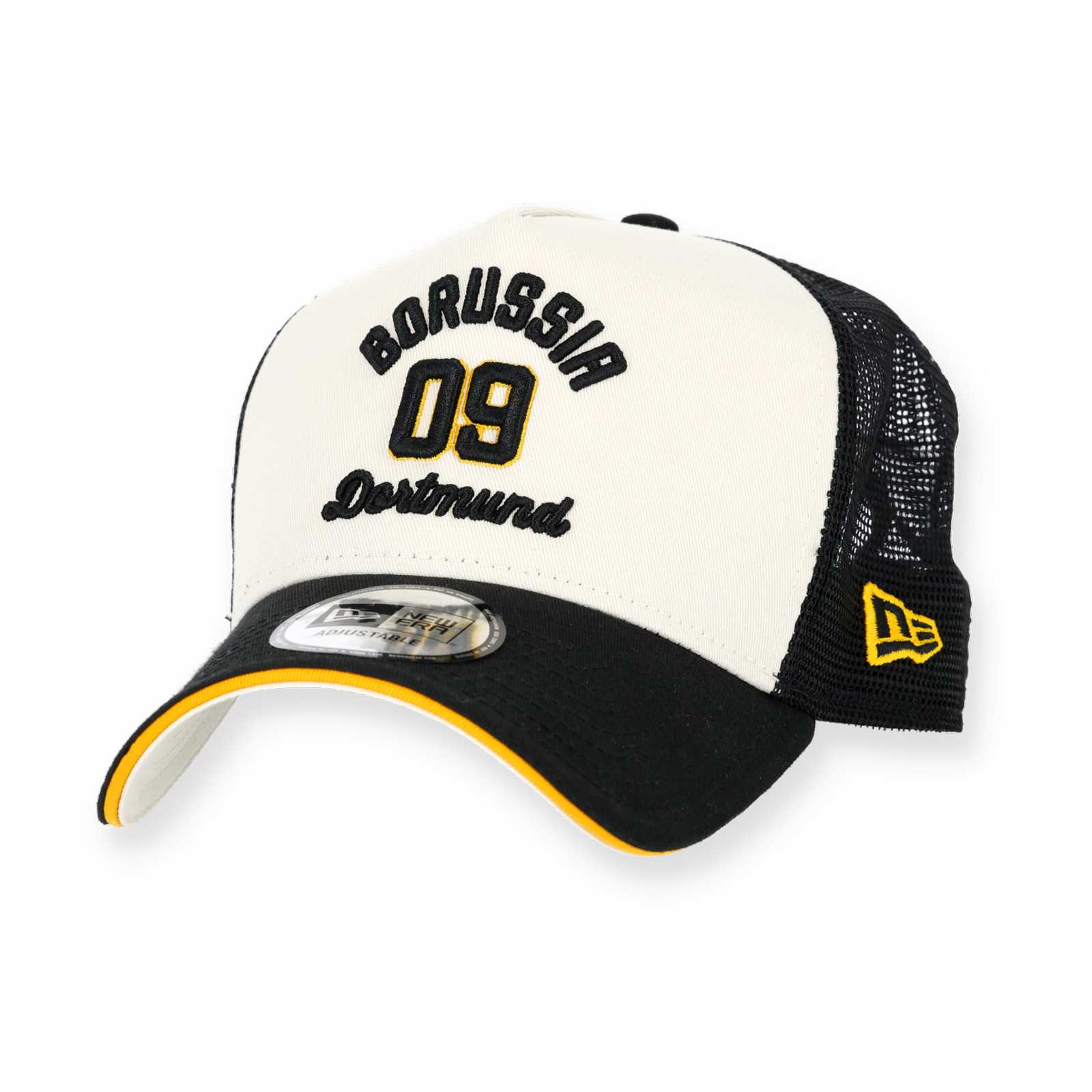 Vorderansicht der weißen BVB-Kappe mit schwarzem Schirm und Borussia Dortmund 09 Print.
