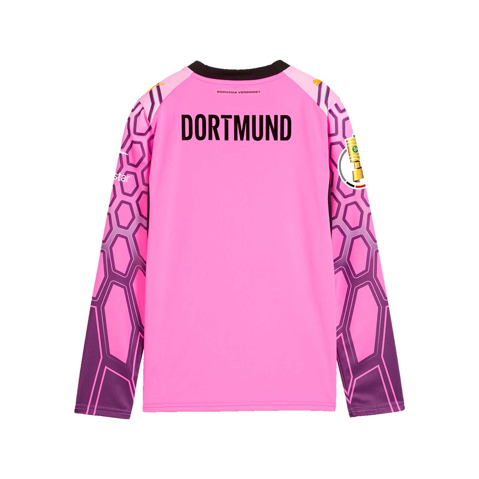 Die Rückansicht des Torwart-Trikots mit pink-lila Muster, langen Ärmeln, Pokal-Logo auf dem Arm und Dortmund-Schriftzug im Schulterbereich
