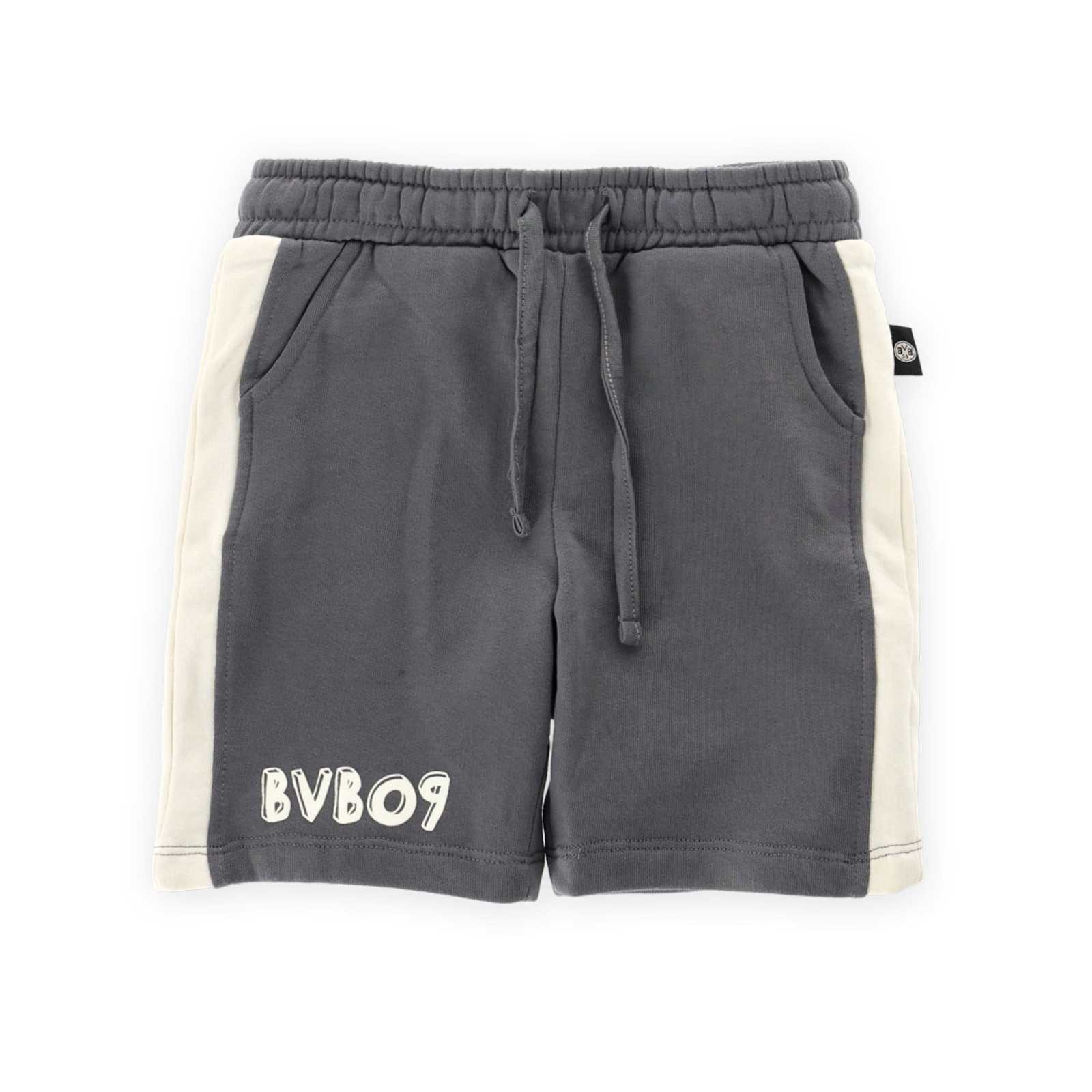 Die Vorderansicht der brauen Sweatshorts mit Kordel am Bund, beigen Seitenstreifen und beigem BVB09-Schriftzug auf dem Bein