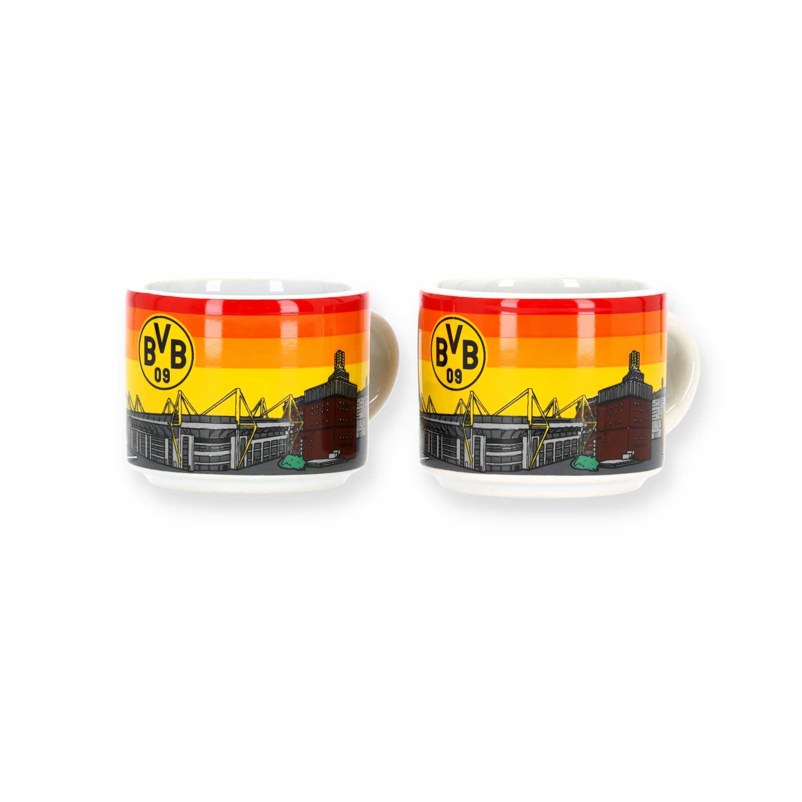 Vorderansicht der BVB Tassen im 2er Set mit bunter Dortmund-Skyline und BVB-Logo.
