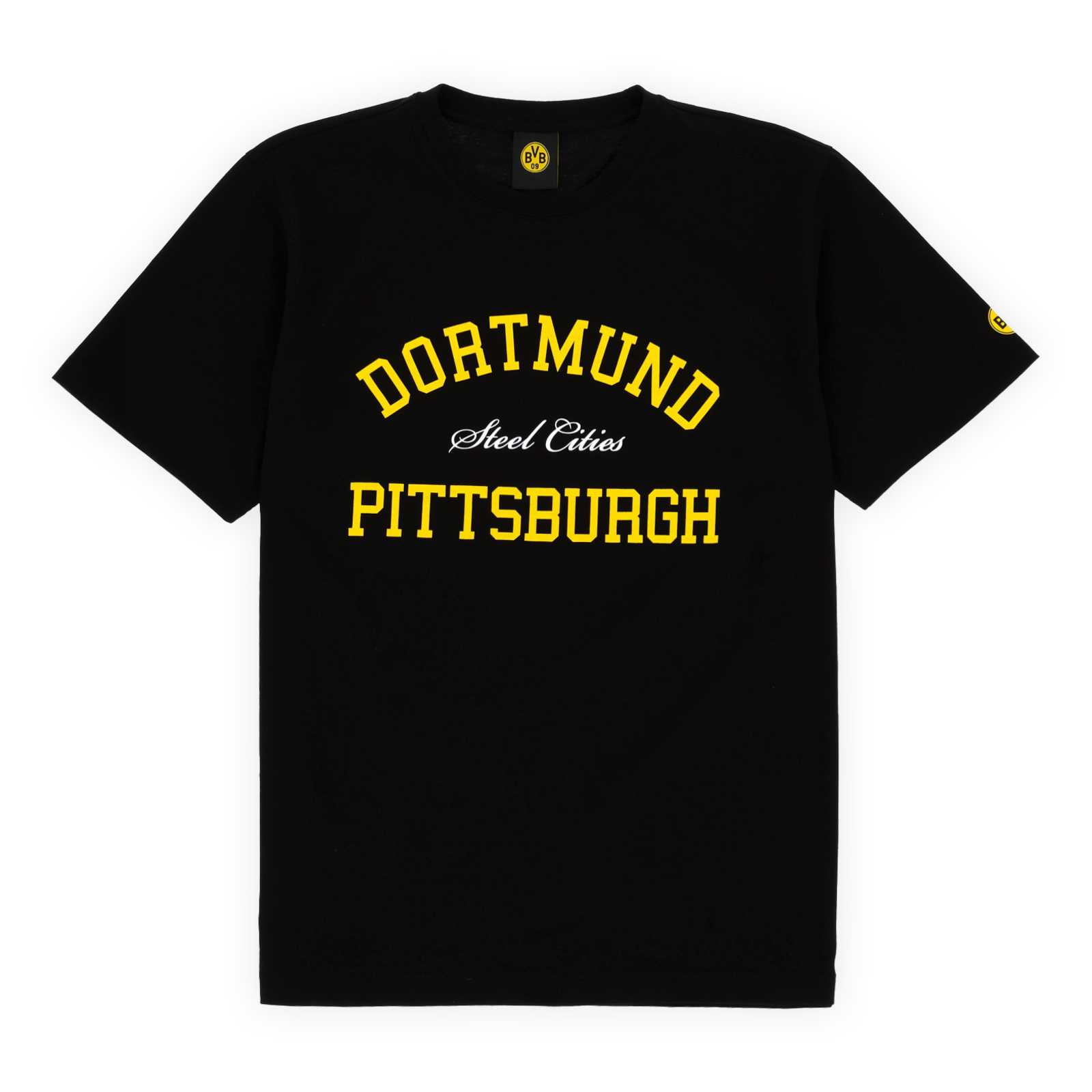 Die Vorderansicht des schwarzen T-Shirts mit gelben Pittsburgh- und Dortmund-Schriftzügen und weißem Steel Cities-Schriftzug auf der Brust.