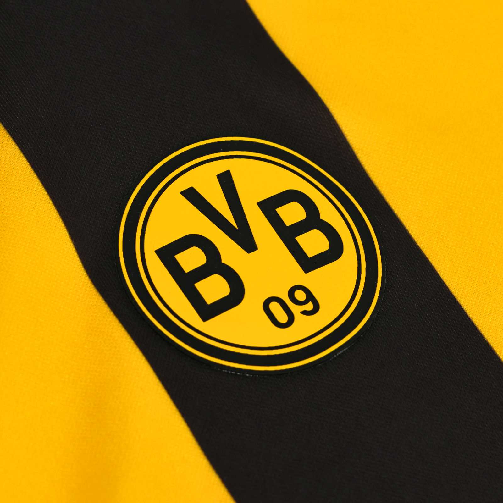 Detailansicht des BVB-Emblems auf der Brust