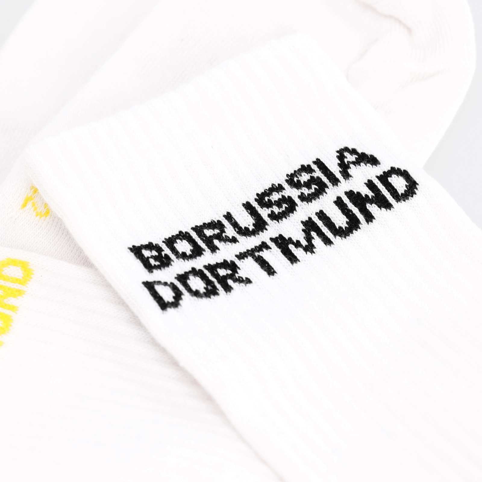 Detailansicht des schwarzen Borussia Dortmund Schriftzugs