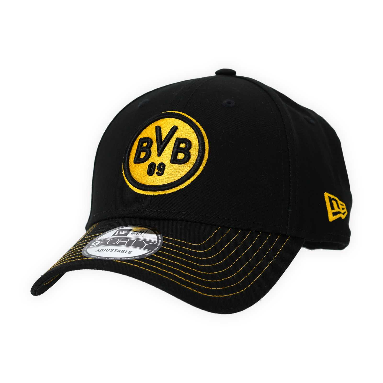 Vorderansicht der schwarzen Kappe mit BVB-Retro-Logo über und Typen-Aufkleber auf dem Schirm