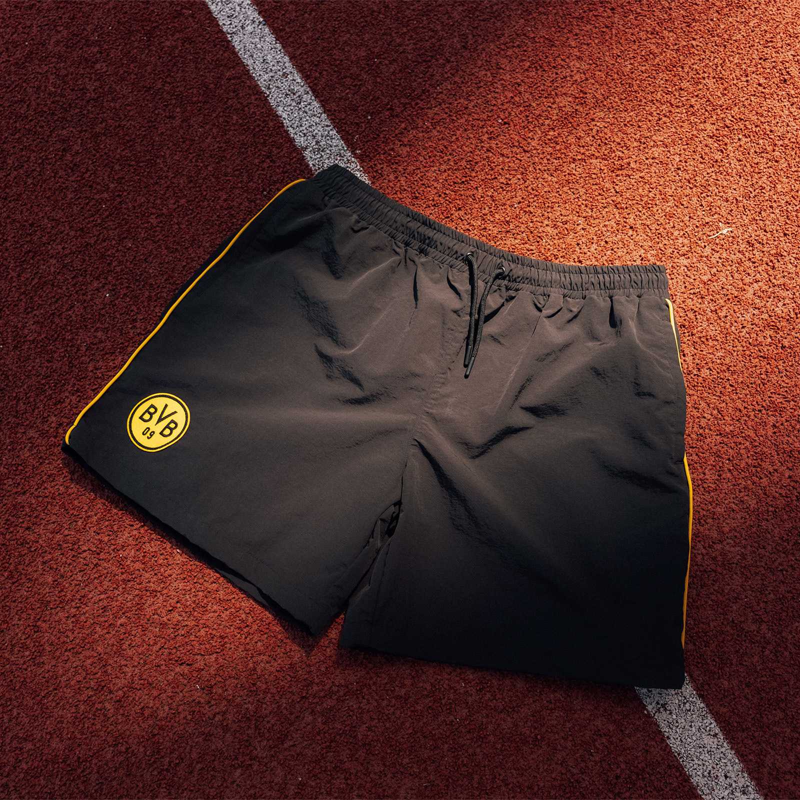 Die schwarzen Shorts liegen auf einer roten Umlaufbahn