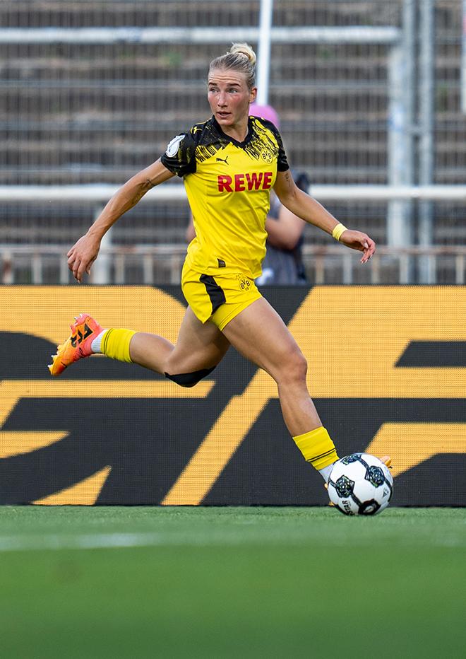 Frauenfußballerin im Heimtrikot 25/26 auf dem Fußballfeld.