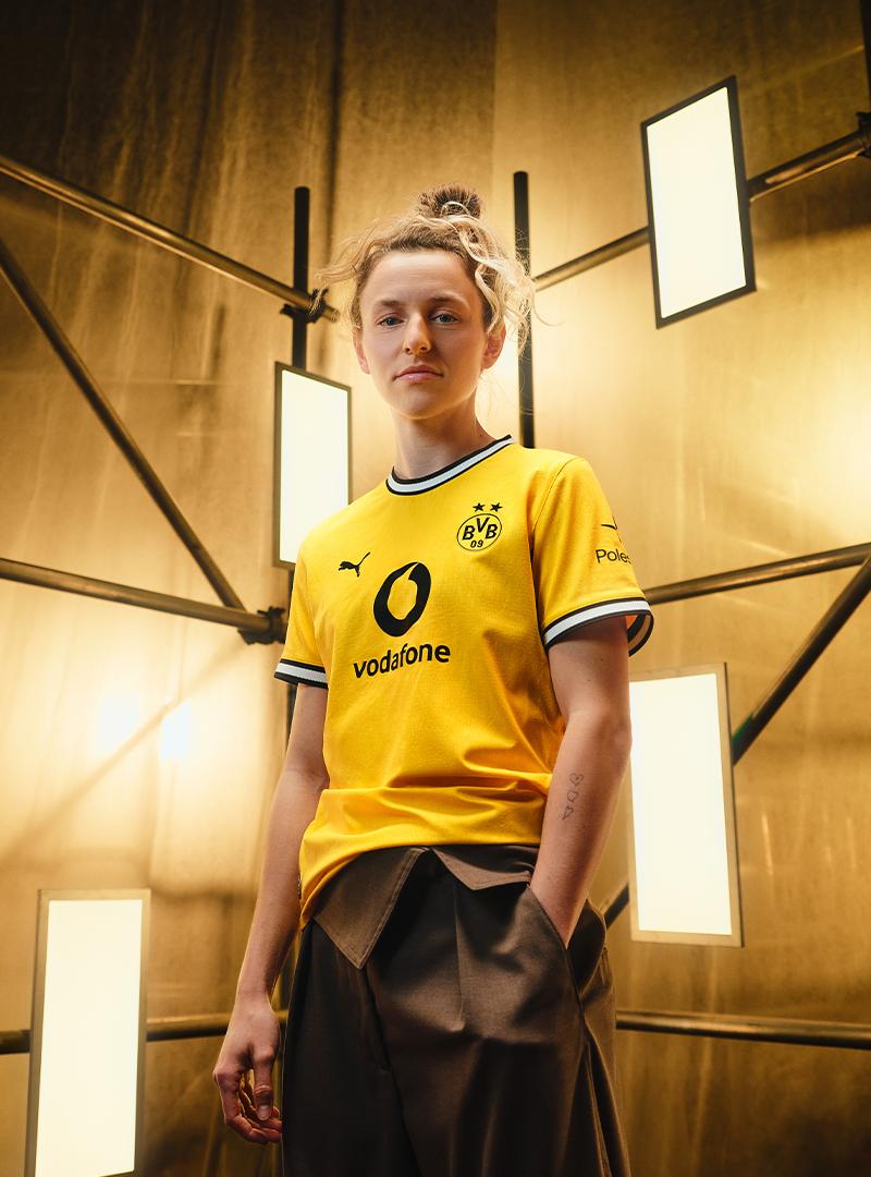 BVB-Fußballerin im neuen BVB-Heimtrikot 26/26