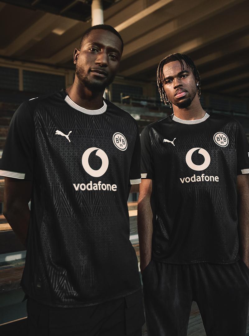 Chukwuemeka und Guirassy tragen das schwarze Sondertrikot 25/26.